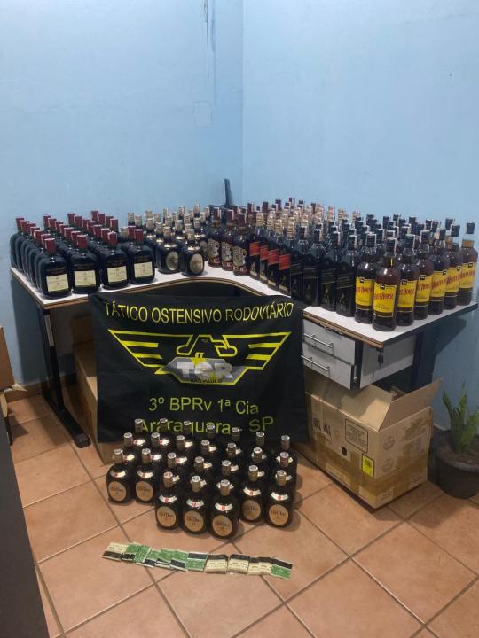 Foto 1 de 2 — Mulheres são flagradas com grande carga de whisky falsificado em Dobrada